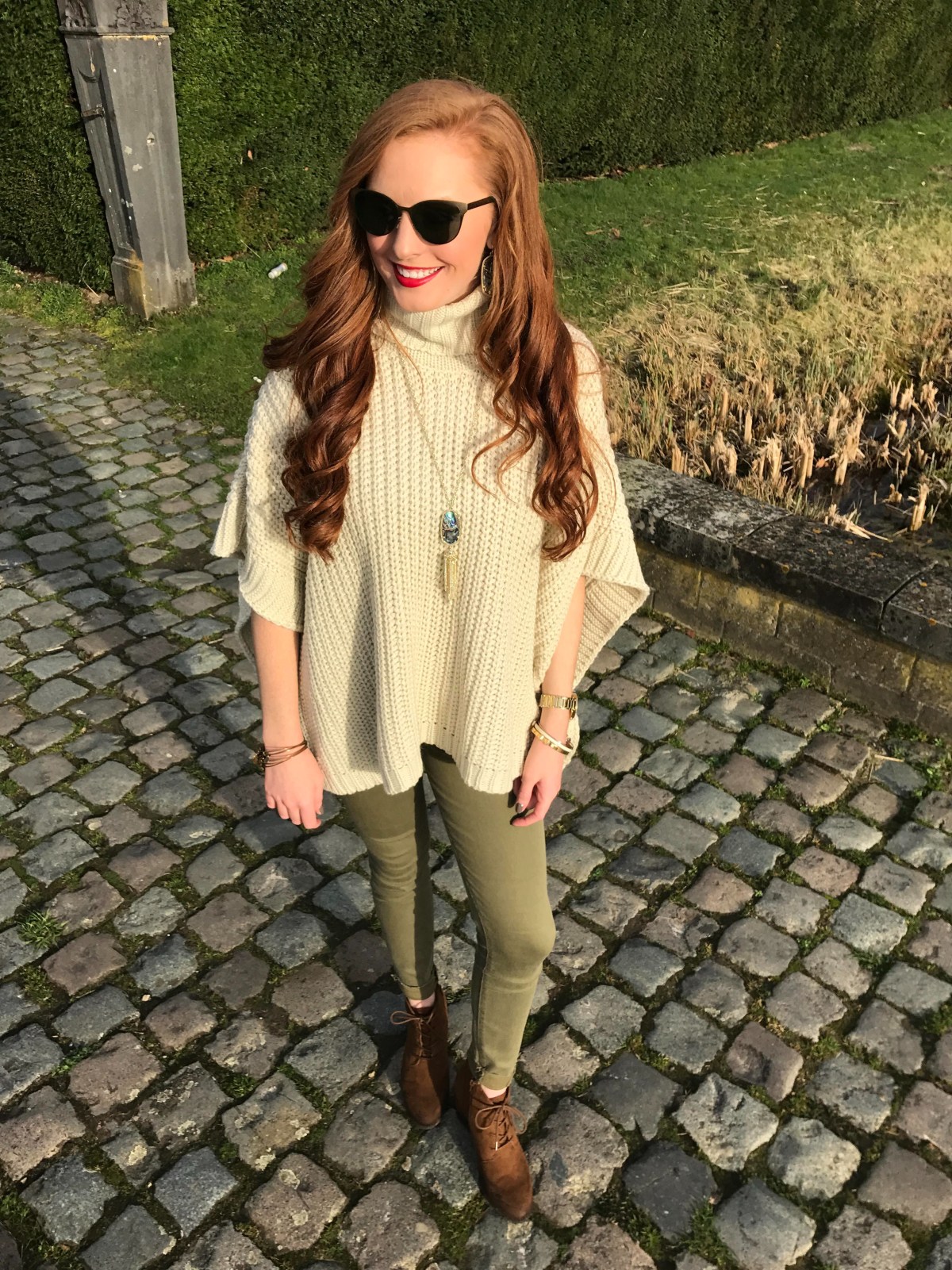 scarlett smile green outfit sunglasses